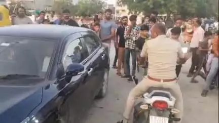 पाली: रामदेव रोड पुलिस चौकी के निकट तेज रफ्तार कार ने खड़े टेंपो को मारी टक्कर, मौके पर पहुंची पुलिस