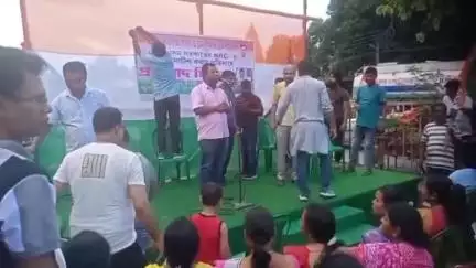 ময়নাগুড়ি: দিনহাটার বাসিন্দাকে অনুপ্রবেশকারী সন্দেহে অসম সরকারের নোটিশ পাঠানোর বিরুদ্ধে ধূপগুড়িতে প্রতিবাদ মিছিল ও পথসভা তৃণমূলের
