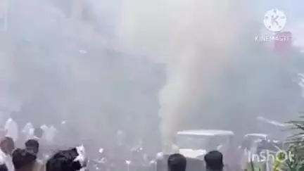 डीडवाना: डीडवाना में बाइक सवार को बचाने के चक्कर में टेंपो पलटा, 2 जने हुए घायल