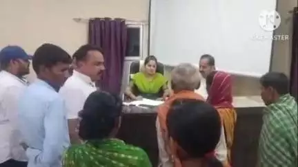 ଡାବୁଗାଁ: ପାପଡାହାଣ୍ଡି ବ୍ଲକରେ ଅନ୍ତୋଦୟ ଯୋଜନାରେ କାର୍ଯ୍ୟାଦେଶ ପରେ ମଧ୍ୟ ମିଳୁନି ଟଙ୍କା, ବ୍ଲକ କାର୍ଯ୍ୟାଳୟରେ ଏପିଡିଙ୍କୁ ଘେରିଲେ ହିତାଧିକାରୀ