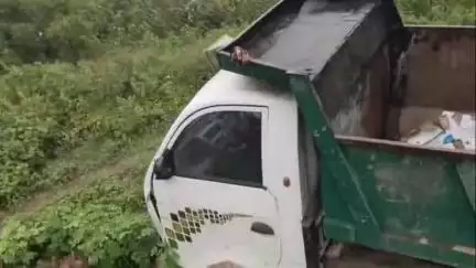 शिरोळ: शिरोळ नगरपरिषदेच्या घंटागाडीवर मुरूम टाकल्याने आंदोलन अंकुश संघटना आक्रमक, ठेकेदारावर कारवाईची मागणी