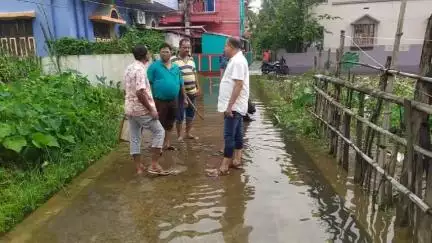 তমলুক: অতিবৃষ্টিতে জলমগ্ন তাম্রলিপ্ত পৌরসভা ২০ নম্বর ওয়ার্ড, মানুষের পাশে গিয়ে দাঁড়ালেন শহর তৃণমূল কংগ্রেসের সভাপতি