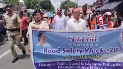 ইসলামপুর: ইসলামপুর বাসস্ট্যান্ডে ‘সেফ ড্রাইভ, সেভ লাইফ’ কর্মসূচির অঙ্গ হিসেবে হল সচেতনতা মিছিল, উপস্থিত মন্ত্রী