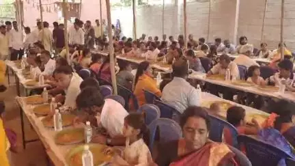 ಮದ್ದೂರು: ಅಣ್ಣೂರು ಗ್ರಾಮದಲ್ಲಿ ಏಕಾದಶಿ ಪ್ರಯುಕ್ತ ಮಹಾಕಾಳಮ್ಮ, ಲಕ್ಷ್ಮಿ ಹಾಗೂ ಗುರುಮೂರ್ತಮ್ಮ ದೇವಾಲಯದಲ್ಲಿ ಅನ್ನಸಂತರ್ಪಣೆ