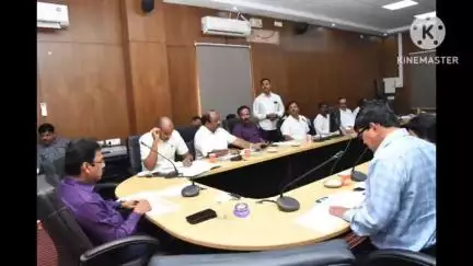 ಚಿಕ್ಕಬಳ್ಳಾಪುರ: ವಿದ್ಯಾರ್ಥಿವೇತನಕ್ಕೆ ಅರ್ಜಿ ಹಾಕಲು ಗ್ರಾಮ ಕೇಂದ್ರಗಳು ಶುಲ್ಕ ಪಡೆಯುವಂತಿಲ್ಲ: ಡಿಸಿ ಕಚೇರಿಯಲ್ಲಿ ಜಿಲ್ಲಾಧಿಕಾರಿ ರವೀಂದ್ರ