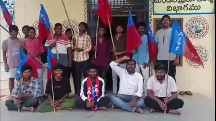 జూలూరుపాడు: మండల కేంద్రంలోని పీహెచ్సీలో నెలకొన్న సమస్యలను తక్షణమే  పరిష్కరించాలంటూ ఏఐవైఎఫ్ ఆధ్వర్యంలో నిరసన