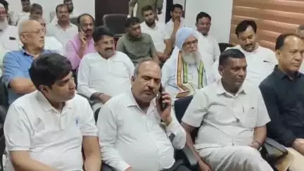 नूह: जल अभिषेक यात्रा को लेकर फिरोजपुर झिरका एसडीएम कार्यालय में दोनों समुदाय के लोगों की हुई बैठक