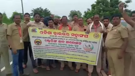 ଉଦଳା: ଖୁଣ୍ଟା ବ୍ଲକ ଠାରେ ଡ୍ରାଇଭର ମହାସଂଘ ପକ୍ଷରୁ ଷ୍ଟେରିଙ୍ଗ ଛାଡ଼ ଆନ୍ଦୋଳନ ଅନୁଷ୍ଠିତ