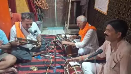 कन्नौज: कन्नौज के बाबा कुआं के पास हनुमान मंदिर में आयोजित भजन संध्या का कार्यक्रम, भजन सुनकर लोग हुए मंत्रमुग्ध