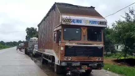 ଦେବଗଡ: ଜିଲ୍ଲା ଡ୍ରାଇଭର ମହାସଙ୍ଘର ଷ୍ଟିୟରିଂ ଛାଡ ଆନ୍ଦୋଳନ, ଦେବଗଡ ନୂଆବାଲିରୋଇ ଠାରେ ଅଟକାଇଲେ ଯାନବାହନ