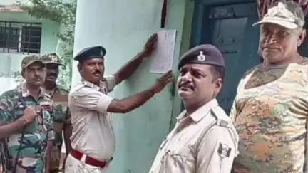 ओबरा: ओबरा थाने की पुलिस ने दो अभियुक्तों के घर पर चस्पा किया इश्तहार