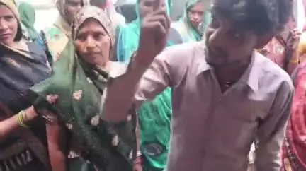 मिलक: कमरुद्दीन गांव के प्राथमिक विद्यालय पहुंची महिलाएं ट्रैक्टर ट्राली में, बोलीं- हम अपने बच्चे यहां नहीं भेजेंगे