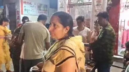 कन्नौज: श्रद्धालुओं ने मंदिर के बाहर बांटा गया हलवा, बजरंगबली से मांगी मन्नत