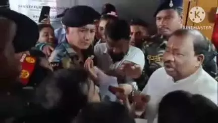 गोलमुरी-सह-जुगसलाई: बिस्टुपुर में इंटर नामांकन को लेकर छात्रों का हंगामा, शिक्षा मंत्री से मिलने पहुंचे, बॉडीगार्ड की धक्कामुक्की से भड़के