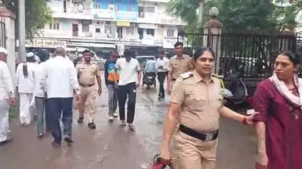 मालेगाव: मालेगावी मुंबईच्या महिलेला गांज्यासह अटक...40 किलो गांजा, चारचाकी वाहन जप्त आणि आणखी दोन तरुणांना देखील अटक...
