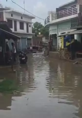नवाबगंज: बारिश बनी राहत भी, मुसीबत भी – सदरुद्दीनपुर में जलभराव से जनजीवन हुआ अस्त-व्यस्त