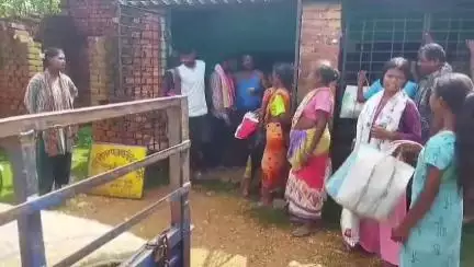 गोइलकेरा: दामुडीह गांव में राशन कार्डधारियों की बैठक आयोजित, केवायसी अपडेट करने की जानकारी दी गई