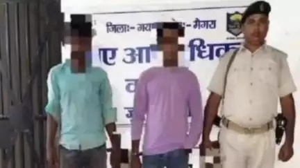 डुमरिया: मैगरा थाने की पुलिस ने 20 लीटर देसी शराब के साथ दो कारोबारियों को किया गिरफ्तार
