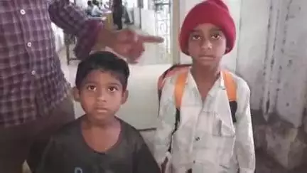 खालवा: खालवा से एक पिता अपने दोनों बच्चों को लेकर खंडवा कलेक्ट्रेट पहुंचे