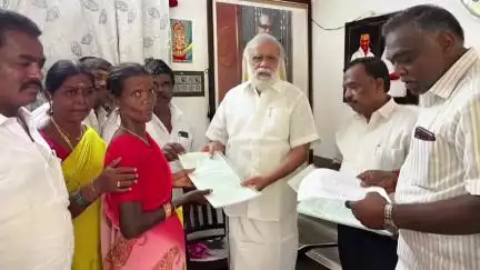 திண்டுக்கல் கிழக்கு: ஜி.நடுப்பட்டியை சேர்ந்த 18 பேருக்கு இலவச வீட்டுமனை பட்டாக்களை  துரைராஜ் நகர் இல்லத்தில் அமைச்சர் வழங்கினார்
