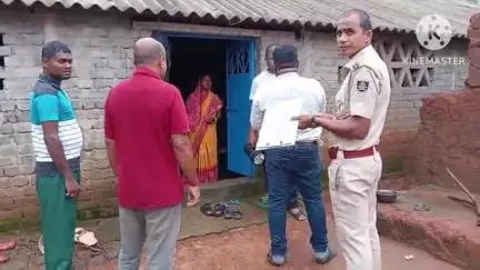 ମୋରଡା: ଡୁଙ୍ଗୁରିସାହିରେ ବନ୍ଧୁକମୁନରେ ଲୁଟ ଘଟଣାରେ ସାଇଣ୍ଟିଫିକ ଟିମକୁନେଇ ମୋରଡାପୁଲିସର ଛାନଭିନ,ଭିନ୍ନଭିନ୍ନ ବୟାନପାଇଁ ବଢୁଛି ସନ୍ଦେହ, ତଦନ୍ତଜାରି
