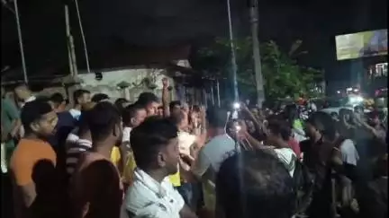 বালিজানা: চহৰৰ  দুৰ্গামন্দিৰত দুৰ্বৃত্তই তাণ্ডৱ চলাই কেবাটাও দেৱ দেৱীৰ মুৰ্তি ভাঙি পেলোৱাকলৈ উত্তপ্ত পৰিস্থিতিৰ সৃষ্টি হয়