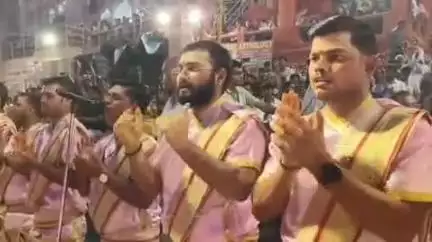दशाश्वमेध घाट पर प्रसिद्ध मां गंगा की आरती का स्थान बदला, गंगा में बढ़ाव जारी