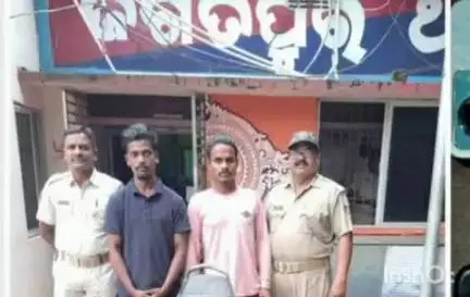 କଟକ ପୌରାଞ୍ଚଳ: ମୋବାଇଲ ଲୁଟ୍‌‌ ଅଭିଯୋଗରେ ଜଗତପୁର ପୁଲିସ ମଙ୍ଗଳବାର ଜୟ  ମା ମଙ୍ଗଳା ସାହି ରୁ ଦୁଇ ଅଭିଯୁକ୍ତଙ୍କୁ ଗିରଫ କରିଛି।
