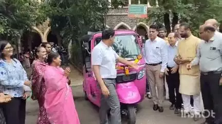 जळगाव: रोटरी क्लब इन तर्फे जिल्हाधिकारी आयुष प्रसाद यांच्या हस्ते पिंक ऑटो रिक्षाचे वितरण