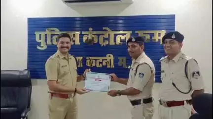 बहोरीबंद: बाकल थाना के दो पुलिस कर्मियों को उत्कृष्ट कार्य के लिए पुलिस अधीक्षक ने सम्मानित किया