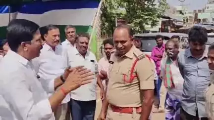 నాయుడుపేట వైయస్సార్ జయంతి వేడుకలలో... పోలీసులు వర్సెస్ మాజీ ఎమ్మెల్యే