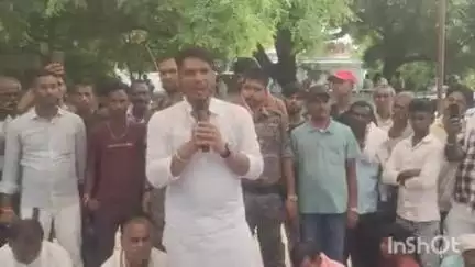 अतरी: सीढ़ शिवाला में पंचायत सरकार भवन के विरोध में अतरी विधायक धरने पर बैठे