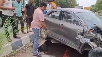 बीसलपुर: लखीमपुर जनपद में दुर्घटना का शिकार हुई पीलीभीत के डीएसओ और ARO की कार
