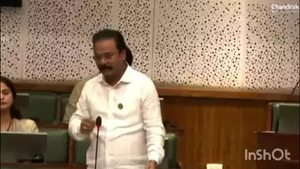 मुक्ताईनगर: मुक्ताईनगरच्या वढोदा कु-हा येथील मुलीच्या अपहरणाचा प्रयत्न* :
 *आ. चंद्रकांत पाटील विधानसभेत आक्रमक
