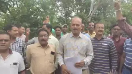 झाबुआ: राष्ट्रीय शिक्षक संघ की झाबुआ इकाई ने प्रभारी तहसीलदार सुनील डावर को सौंपा ज्ञापन, कुछ मांगों पर की चर्चा
