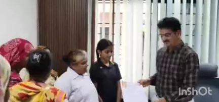 निफाड: ओझर शहरातील इंदिरानगर येथील महिलांनी नागरी समस्या प्रश्‍नी नगरपरिषदेला दिल्या निवेदन