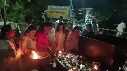 திருவண்ணாமலை: 14 கிலோமீட்டர் கிரிவலப் பாதையில் நடிகை ரோஜா கிரிவலம்