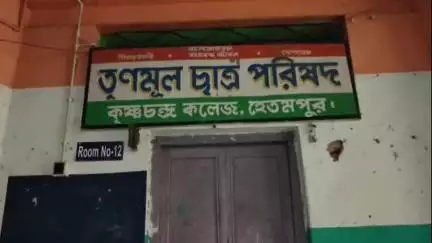 দুবরাজপুর: হেতমপুর কৃষ্ণচন্দ্র কলেজে আদালতের নির্দেশ মেনে তালাবদ্ধ সংসদ রুম, গেটে নোটিস ঝুলিয়ে রুখে দেওয়া হল বহিরাগতদের প্রবেশ