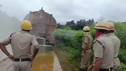 নারায়ণগড়: নারায়নগড়ে জাতীয় সড়কে অ্যাসিড ভর্তি ট্যাংকার লিক করে ছড়িয়ে পড়ল অ্যাসিড, ঘটনাস্থলে দমকল