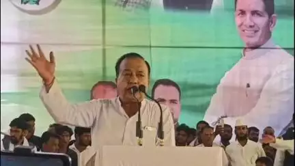 चंदेरी: कांग्रेस के पूर्व विधायक गोपाल सिंह चौहान ने एसपी को मंच से ललकारा, कहा- अगर मां का दूध पिया है तो मुझे बंद करवा देना