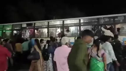 திருவண்ணாமலை: மத்திய பேருந்து நிலையத்தில் பெங்களூர் செல்லும் பயணிகள் ஒருவரை ஒருவர் போட்டி போட்டுக் இடத்தைப் பிடிக்க பேருந்துகளில் ஏறினர்