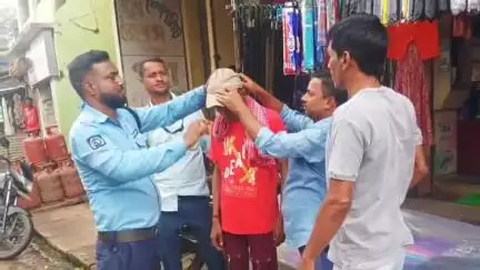 রাজনগর: মানবিকতার ছাপ রাজনগরে, মানসিক ভারসাম্যহীন ব্যক্তির পাশে সিভিক ভলেন্টিয়ার পাপ্পু ও সাথীরা