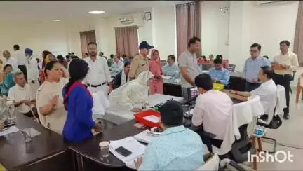 कुम्भराज: कलेक्टर का नवाचार: जनसुनवाई में शिकायतों के समाधान के लिए व्हाट्सएप ग्रुप से जुड़ा सिस्टम