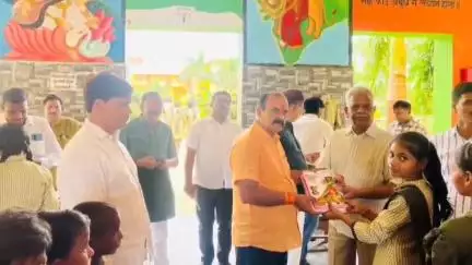 मड़ियाहू: टीडी इंटर कॉलेज में निःशुल्क पुस्तक वितरण का आयोजन