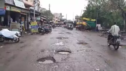 सिंगोली: नीमच सिंगोली सड़क मार्ग हुआ जर्जर, प्रतिदिन हजारों यात्री होते है परेशान, भारी वाहनों का भी रहता है आवागमन #jansamasya