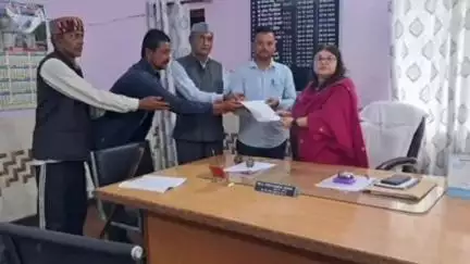 बागेश्वर: बागेश्वर के सिमार मजकोट विद्यालय को दूसरे विद्यालय में विलय करने पर अभिभावक गुस्साएं, फैसले को वापस लेने की मांग की