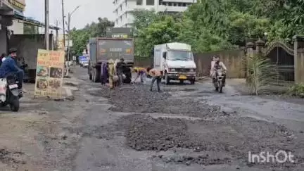 ઉમરગામ: વલસાડ જિલ્લામાં ભારે વરસાદને કારણે ખરાબ રસ્તાઓનું સમારકામ
