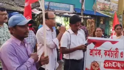 রানিবাঁধ: কেন্দ্রের ট্রেড ইউনিয়ন গুলোর ডাকে দেশব্যাপী সাধারণ ধর্মঘটের সমর্থনে খাতড়ার করালির মোড়ে পথসভা হল