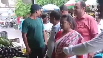 বাঁকুড়া ২: সবজির দাম অগ্নি মূল্য তাই কালোবাজারি রুখতে বাঁকুড়া বাজারে সরকারি কৃষি দপ্তরের হানা