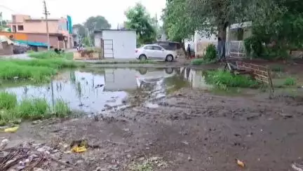 बार्शीटाकळी: महागाव येथील जिल्हा परिषद शाळेच्या समोरच साचले गटारीचे पाणी नागरिकांचे व विद्यार्थ्यांचे आरोग्य धोक्यात